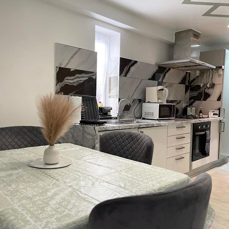 Stanton - Impeccable And Stylish 2 Bedroom Dagenham Kültér fotó